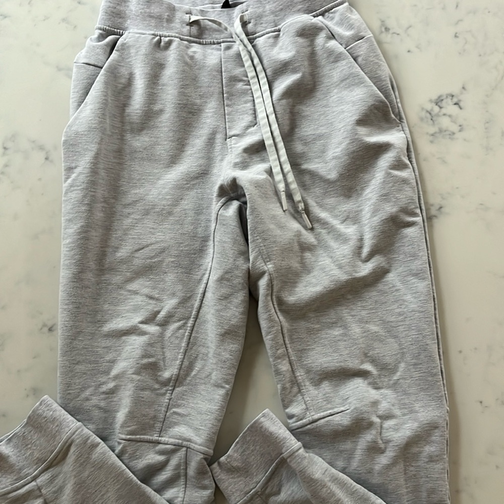 EUC Men’s Lululemon XS ABC Jogger in gray.